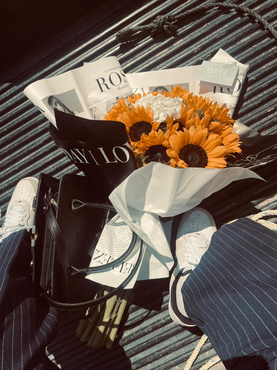 10 Mini Girasoles y 1 Hortensia Blanca